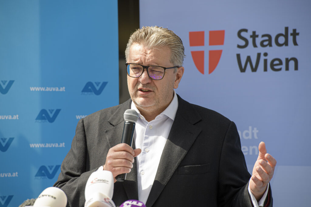 Stadtrat Peter Hacker im Rahmen einer Pressekonferenz