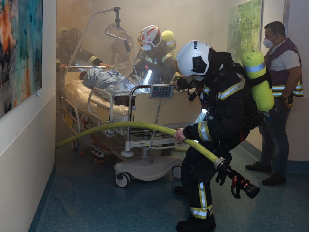 Einsatzkräfte der Wiener Berufsfeuerwehr bei Evakuierungsübung im AUVA-Traumazentrum