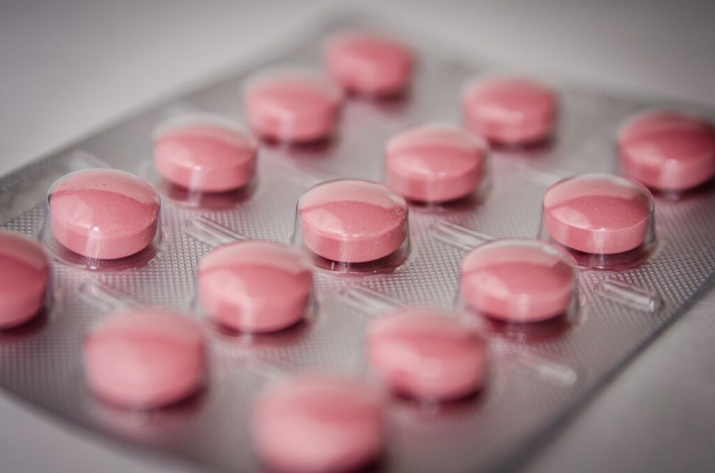 Ein Medikamentenblister mit rosa durchschimmernden Pillen