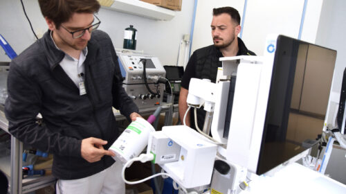 Im Krankenhaus Eisenstadt der Barmherzigen Brüder kontrollieren Medizintechniker den Einbau von Narkosegasfiltern in Narkosegasmaschinen